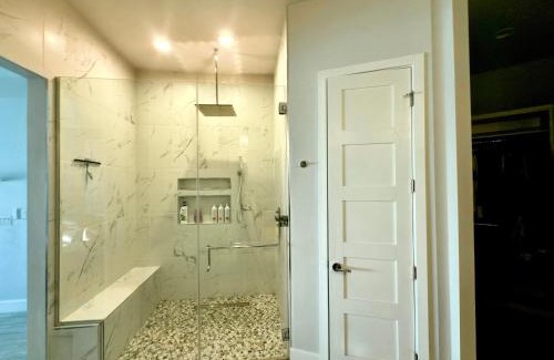 Foothills House | Luxury Resort 1 ACRE City Views, mountains Golf course Pool