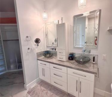 Foothills House | Luxury Resort 1 ACRE City Views, mountains Golf course Pool