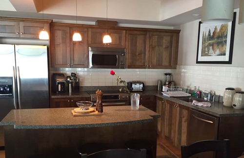 Seguin Resort | Luxury Resort cabin Rocky Crest Resort muskoka lake Joseph