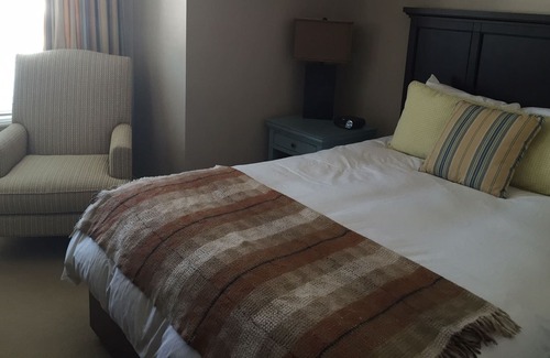 Seguin Resort | Luxury Resort cabin Rocky Crest Resort muskoka lake Joseph