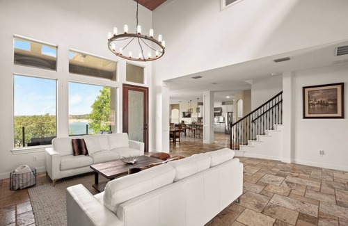 Rocky Ridge House | Luxury RESORT Style Home on Lake Travis with Poolnn