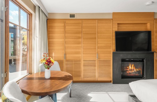 Snowmass Village Hotel | Luxury Resort Ski In Ski Out Studio