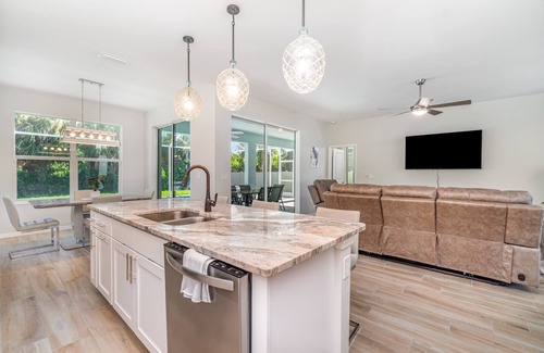 Pelican Villa | Luxury Retreat: 3BR with Pool, Hot Tub & Games