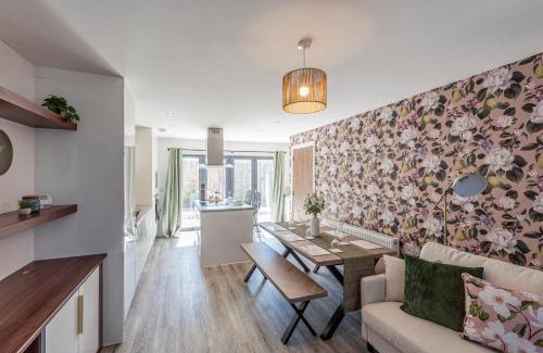 Failsworth House | Luxury Retreat for 10 with Hot Tub and Spacious Garden