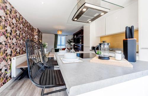 Failsworth House | Luxury Retreat for 10 with Hot Tub and Spacious Garden