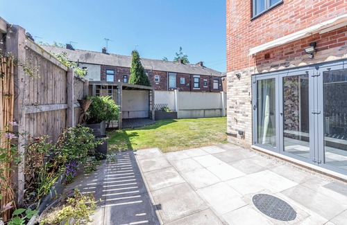 Failsworth House | Luxury Retreat for 10 with Hot Tub and Spacious Garden