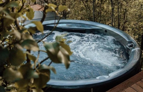 Putney House | Luxury Retreat - Sleeps 7 - Hot Tub - Jacuzzi