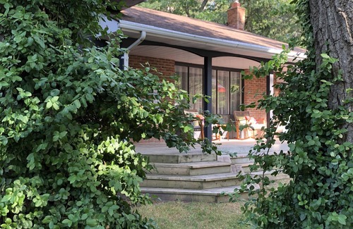 Port Franks Cottage | Luxury retreat-King Beds- Game Room- Hot Tub-Private Beach Access