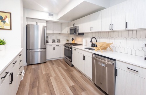 Crystal City Apartment | Luxury Retreat, Minutes to DC and Metro, Free Parking, Perfect for Families