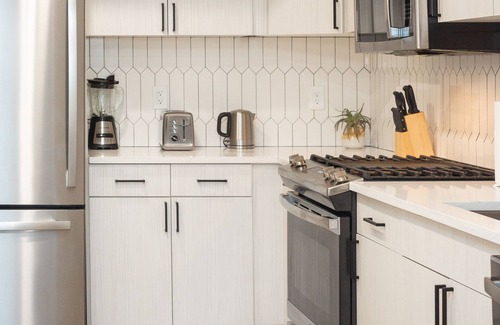 Crystal City Apartment | Luxury Retreat, Minutes to DC and Metro, Free Parking, Perfect for Families