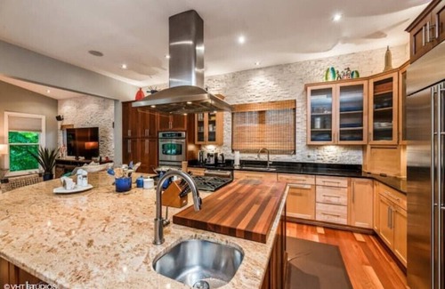 Leesburg House | Luxury Retreat with Family Feel: Perfect Getaway!nn