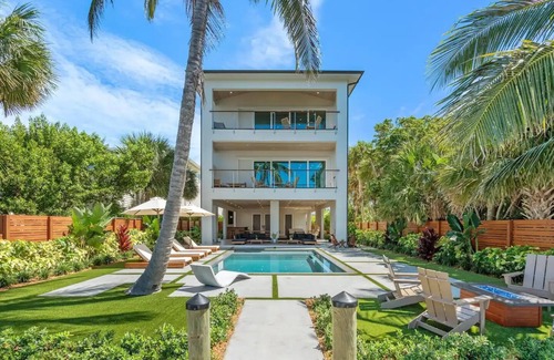 Tropic Apartment | Luxury River front Home/Resort steps to the Beachnn