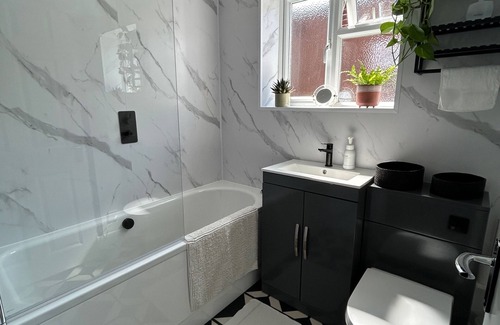 Walton-on-Thames Apartment | Luxury Riverside Apartment in Walton-on-Thames
