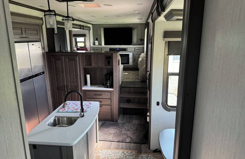 St. Anthony House | Luxury RV in Saint Anthony near the Sand Dunes and Yellowstone