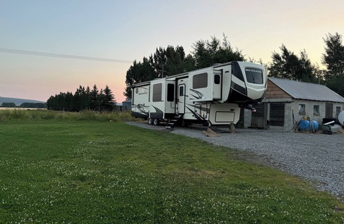 St. Anthony House | Luxury RV in Saint Anthony near the Sand Dunes and Yellowstone