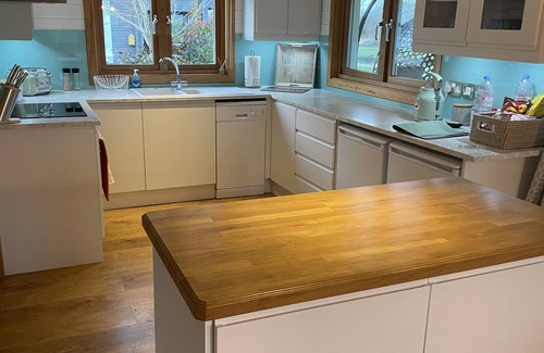 Hopton Cabin | Luxury Scandinavian lodge with HOT TUB situated on golf resort