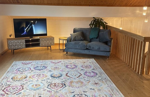 Hopton Cabin | Luxury Scandinavian lodge with HOT TUB situated on golf resort