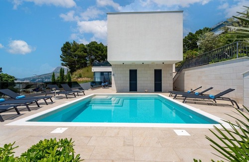 Omis House | Luxury, seafront Villa Petra with heated pool only 50m from the beach