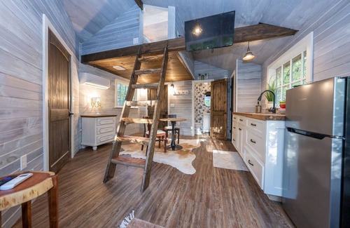 Palmyra Cabin | Luxury, Secluded Treehouse on the Rivanna River