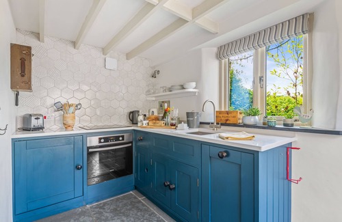 Totnes House | Luxury self-contained cottage for two with wood fired hot tub