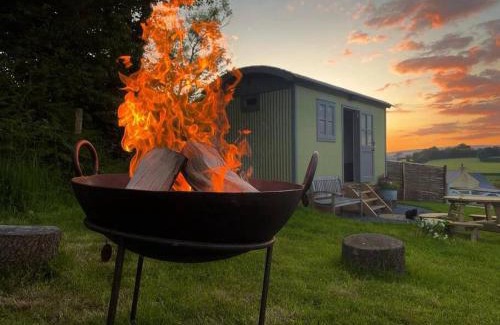 Modbury House | Luxury Shepherd Hut on small South Hams farm, Devon