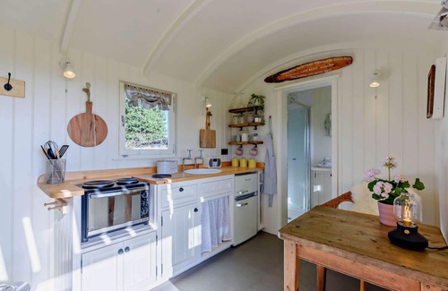 Faringdon Cottage | Luxury shepherd's hut for 2 in the Cotswolds - Aurora