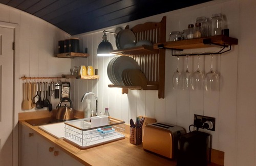 Polegate Cabin | Luxury shepherd's hut with sunset veiws