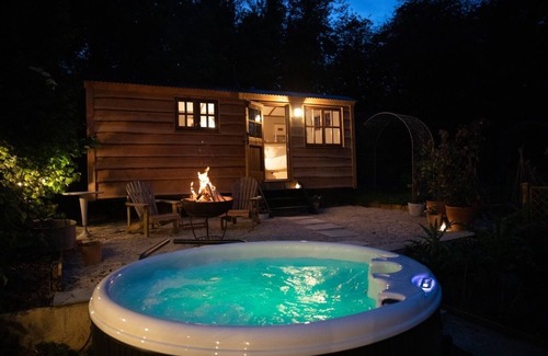 Belluton Cabin | Luxury Shepherds Hut with hot tub and WiFi in rural location near Bath +Bristol
