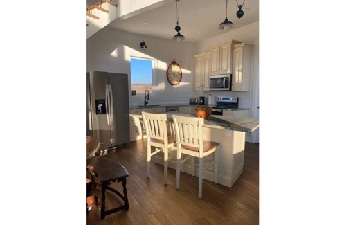 Lewistown House | Luxury Silo, King bed Wi-Fi, Grill, Fire pit. Sunsets in the country n
