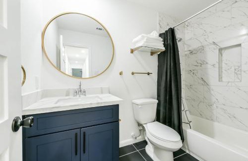 Baytown House | Luxury Sky View and Balconies