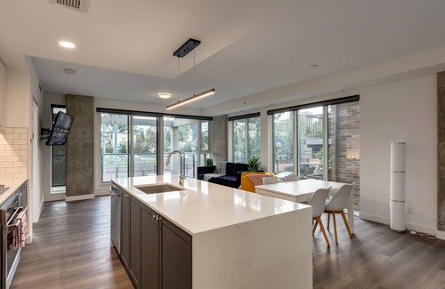 Kensington Apartment | *Luxury* Spacious 2BR+2Bath in Kensington