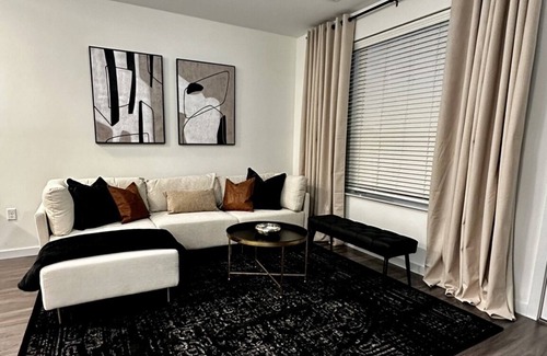Richmond Apartment | Luxury stay in the heart of the city and minutes from downtown! Free Parking!