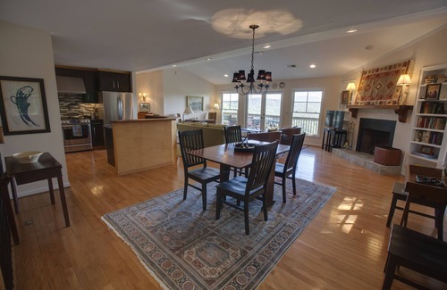 Highlands House | Luxury Stay w/Spectacular Mountain Views, Walk to Town!