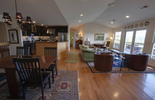 Highlands House | Luxury Stay w/Spectacular Mountain Views, Walk to Town!