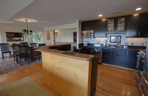 Highlands House | Luxury Stay w/Spectacular Mountain Views, Walk to Town!