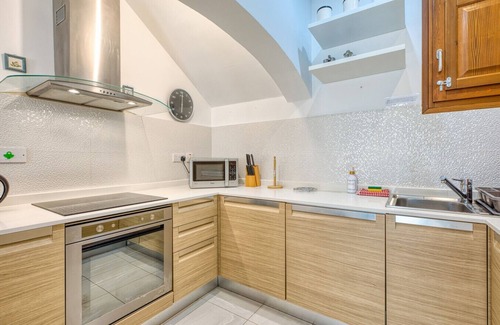 Ghajnsielem Apartment | Luxury Stay with Courtyard BBQ and Huge Pool