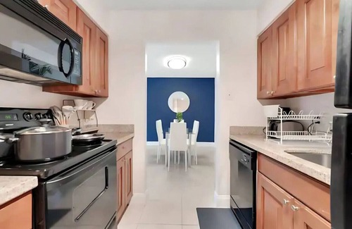Bayshore Gardens Apartment | Luxury steps from Bayshore! Pool-Gym-FREE parking