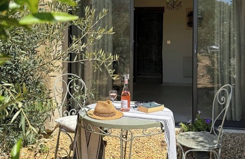 Saint-Pantaleon Apartment | Luxury studio apartment in the Luberon’s golden triangle