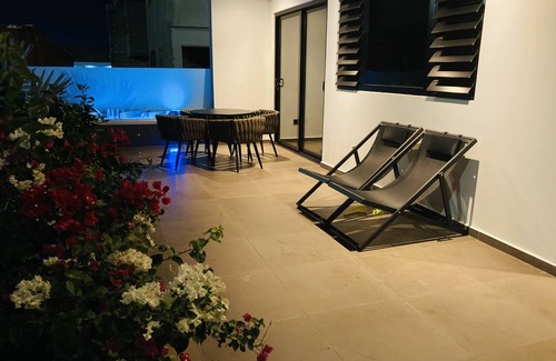 Grote Berg Apartment | Luxury studio with private jacuzzi near beaches