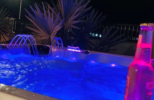 Grote Berg Apartment | Luxury studio with private jacuzzi near beaches