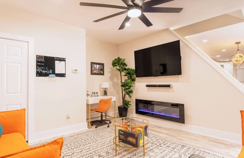 Orange House | Luxury Suite - Jacuzzi,Parking, Self Check-in & WiFI