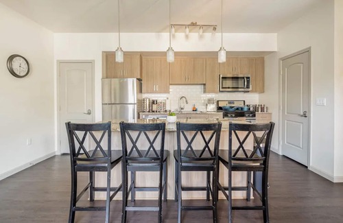 Camarillo Apartment | Luxury Suite King Bed 👑 Wi-Fi Pool Gym ✦ 55" Smart TVs 📺 Full Kitchen