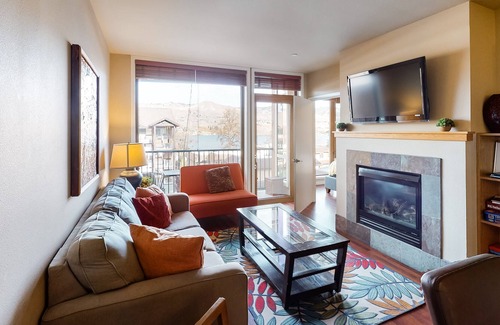 Chelan Condo | Luxury Suite w/Balcony, Mountain & Lake Views, Pool/Hot Tub, 2 Parking Spaces