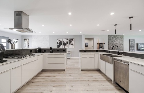 Lake Balboa Villa | Luxury Summer Getaway in Encino