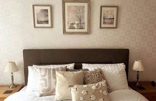 Frampton on Severn House | Luxury Super King Bed