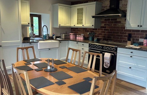 Cullompton House | Luxury Three Bed Barn Conversion, Idyllic setting, cosy barn w/woodburner, Devon
