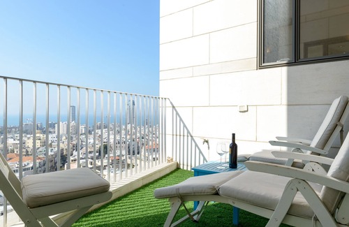 Tel Aviv City Center Apartment | Luxury Tower 2 Bedroom with *King Master* *High Floor* Parking