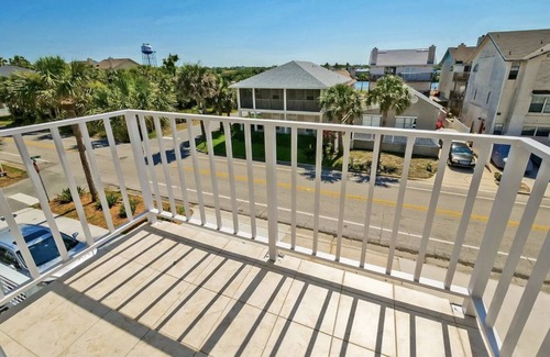 Jacksonville Beach House | Luxury Townhome Steps from Beach