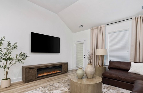 Central House | Luxury Townhome with Golf Cart 4 miles to Clemson Memorial Stadium