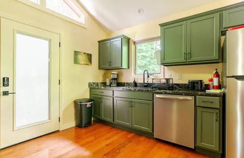 Marshall Cabin | Luxury Treehouse - Crows Nest - Near Asheville Pet Friendly